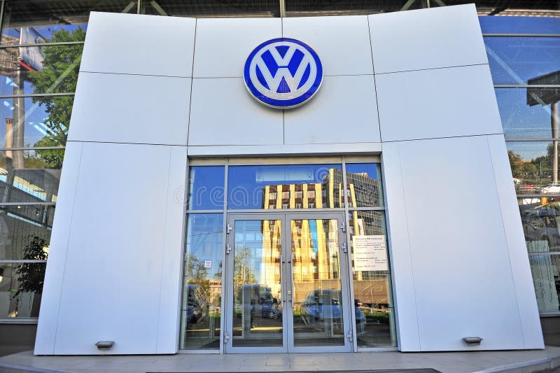 Fachada Del Centro Del Distribuidor Autorizado De Volkswagen Del
