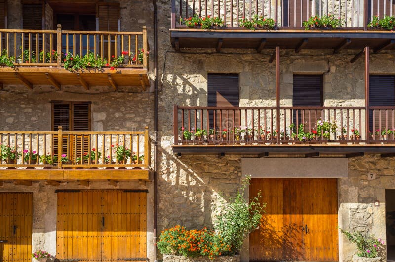 Balcones con las flores imagen de archivo libre de regalías Balcones con las flores imagen de archivo libre de regalías
