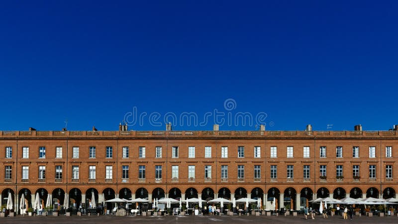 Fachada del edificio en el lugar du Capitole en Toulouse imagen de archivo Fachada del edificio en el lugar du Capitole en Toulouse imagen de archivo