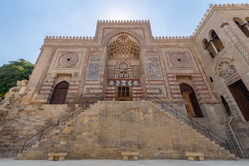 Fachada del edificio histórico del hospital de Bimaristan del al-Muayyad, distrito de Darb Al Labana, El Cairo viejo, Egipto fotografía de archivo Fachada del edificio histórico del hospital de Bimaristan del al-Muayyad, distrito de Darb Al Labana, El Cairo viejo, Egipto fotografía de archivo