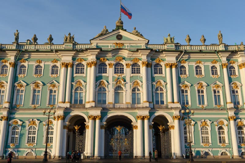 Fachada del palacio del invierno, casa del museo de ermita, señal icónica en St Petersburg, Rusia imágenes de archivo libres de regalías Fachada del palacio del invierno, casa del museo de ermita, señal icónica en St Petersburg, Rusia imágenes de archivo libres de regalías