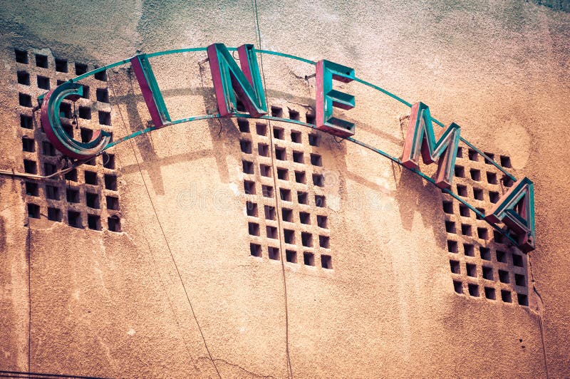 Fachada del vintage del cine viejo en Bucarest Rumania, con el cine w stock de ilustración Fachada del vintage del cine viejo en Bucarest Rumania, con el cine w stock de ilustración