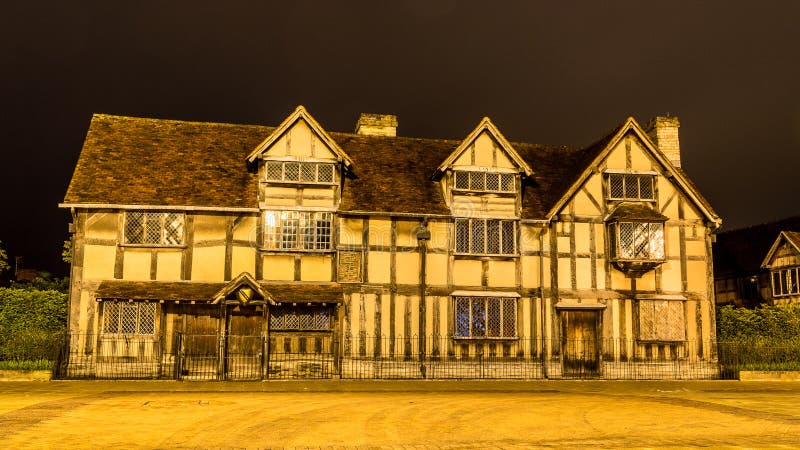 Fachada da Casa Natal de Shakespeare à noite foto de stock