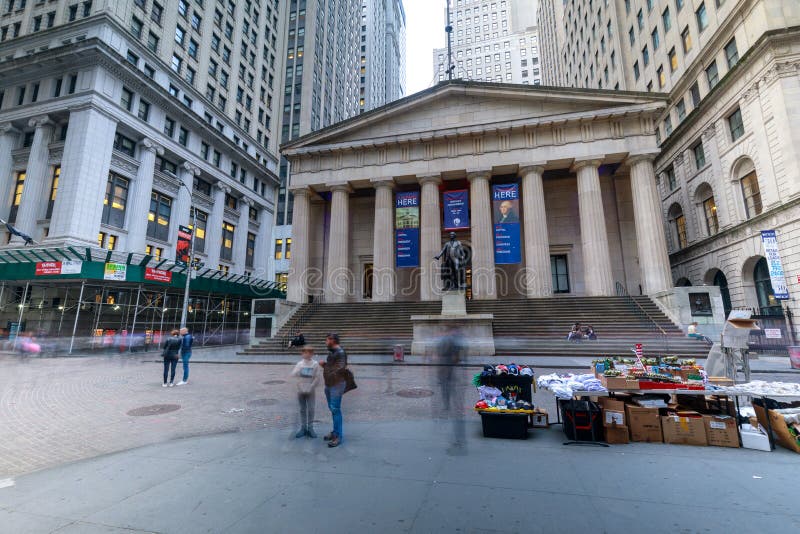Fachada do Salão federal com Washington Statue na parte dianteira, Wall Street, Manhattan, New York City foto de stock Fachada do Salão federal com Washington Statue na parte dianteira, Wall Street, Manhattan, New York City foto de stock