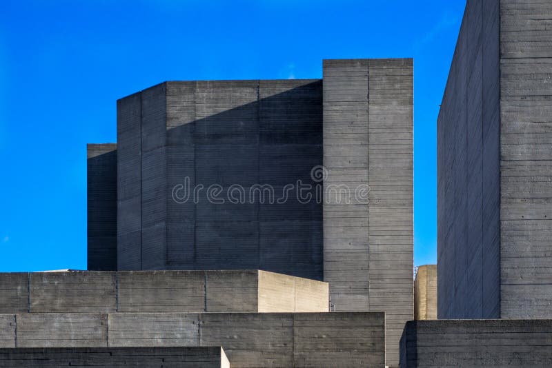 Fachada do teatro nacional de Londres contra o céu azul imagem de stock royalty free Fachada do teatro nacional de Londres contra o céu azul imagem de stock royalty free