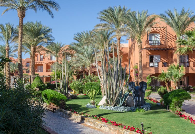 Fachada em Egito na área de recurso de Hurghada, baía do hotel de Makadi imagem de stock Fachada em Egito na área de recurso de Hurghada, baía do hotel de Makadi imagem de stock