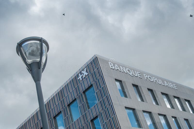Fachada exterior de las jefaturas de Banque Populaire en Mulhouse imágenes de archivo libres de regalías Fachada exterior de las jefaturas de Banque Populaire en Mulhouse imágenes de archivo libres de regalías
