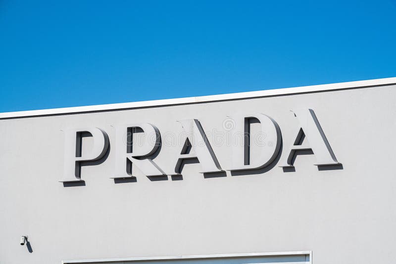 Fachada Externa De Uma Fábrica Prada a Famosa Marca De Luxo Foto