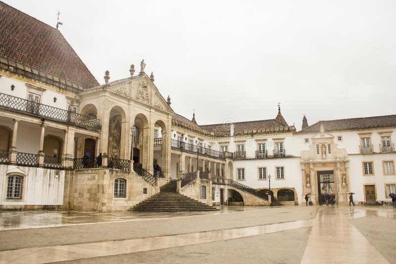 Fachada histórica da universidade de Coimbra, Portugal foto de stock Fachada histórica da universidade de Coimbra, Portugal foto de stock
