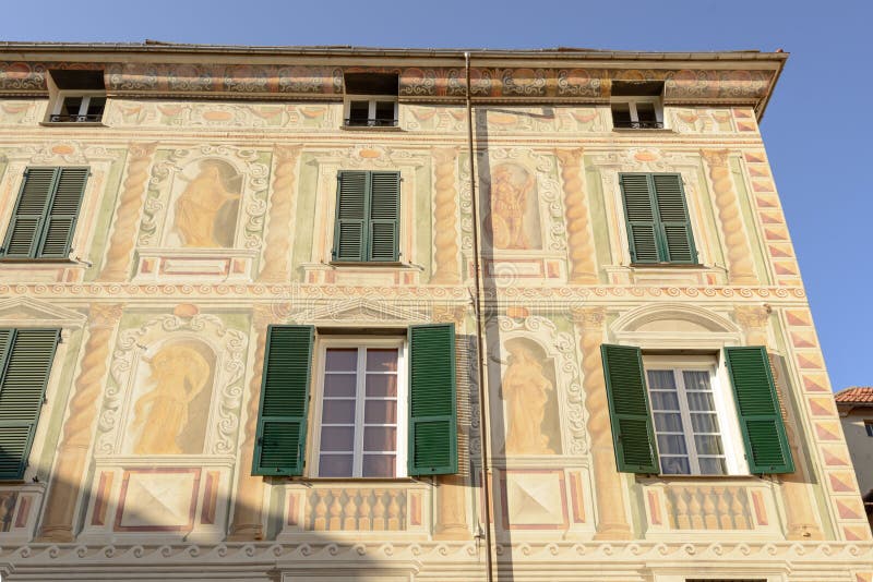 Fachada pintada tradicional, Campo Ligure, Italia foto de archivo Fachada pintada tradicional, Campo Ligure, Italia foto de archivo