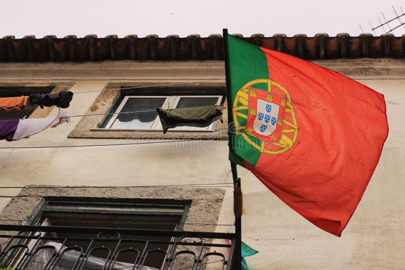 Fachada velha da casa típica de Lisboa com bandeira de Portugal foto de stock Fachada velha da casa típica de Lisboa com bandeira de Portugal foto de stock