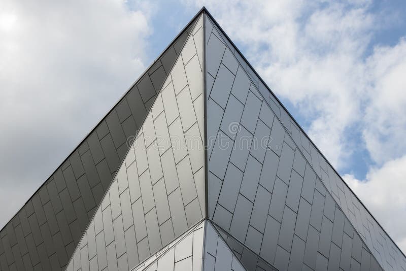 Fachada y techo de un moderno edificio metálico Las líneas y patrones geométricos son un fondo arquitectónico abstracto imagen de archivo Fachada y techo de un moderno edificio metálico Las líneas y patrones geométricos son un fondo arquitectónico abstracto imagen de archivo