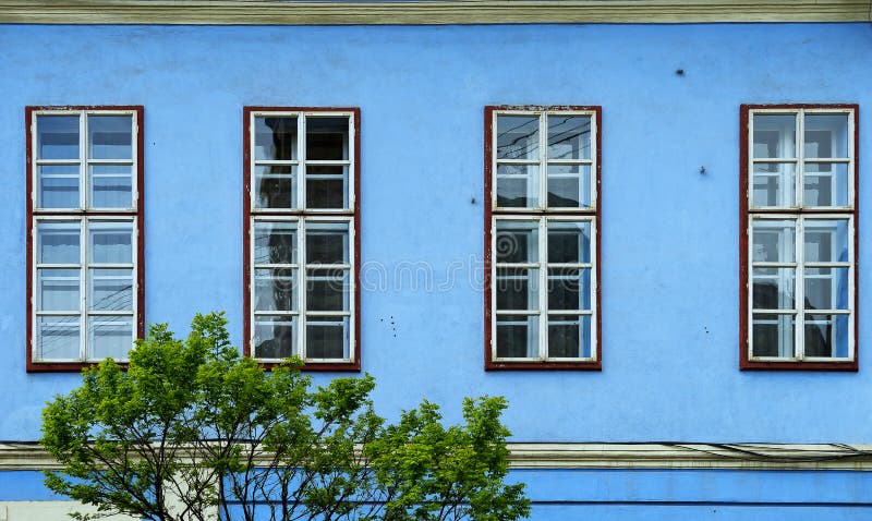Fachadas Antiguas De Color Azul En Sibiu Romania Foto de archivo