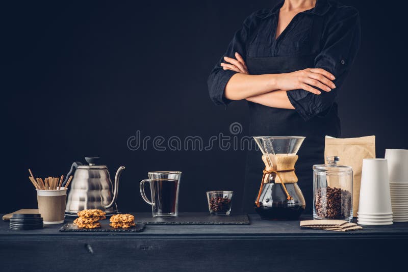 Fachowa barista narządzania kawa