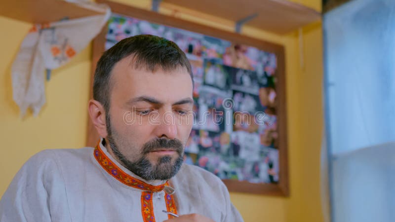 Fachowa m?ska garncarka pracuje w studiu obraz stock Fachowa m?ska garncarka pracuje w studiu obraz stock