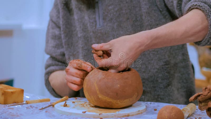 Fachowa m?ska garncarka robi ceramicznemu dzbankowi zdjęcie stock Fachowa m?ska garncarka robi ceramicznemu dzbankowi zdjęcie stock