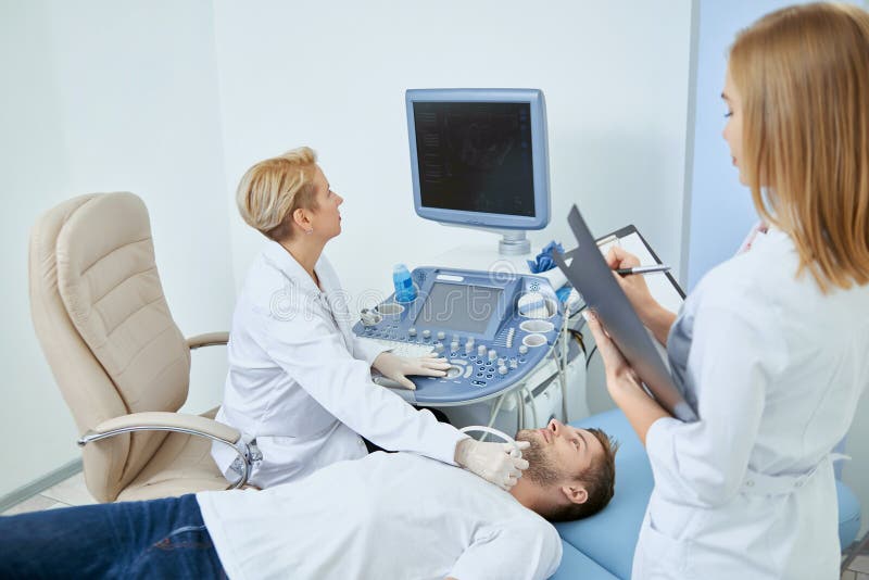 Fachowa medyczna obserwacja w hopital obrazy stock Fachowa medyczna obserwacja w hopital obrazy stock