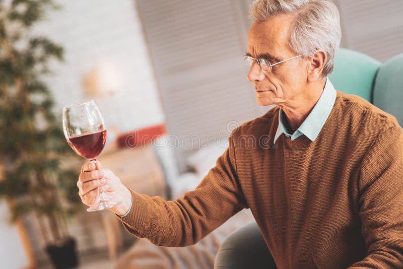 Fachowego wina biegły patrzeje szkło czerwone wino fotografia stock