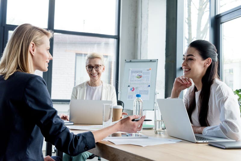 fachowi bizneswomany uśmiecha się each inny podczas gdy pracujący wpólnie obrazy stock fachowi bizneswomany uśmiecha się each inny podczas gdy pracujący wpólnie obrazy stock