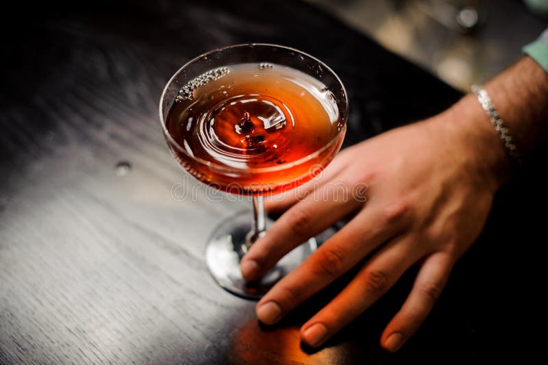 Fachowy barman z czerwonym koktajlem w Martini szkło zdjęcia royalty free Fachowy barman z czerwonym koktajlem w Martini szkło zdjęcia royalty free
