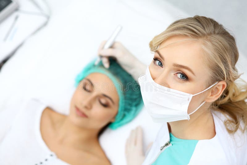 Fachowy beautician robi brew tatuażowi przy kobiety twarzą Stały brwi makeup w piękno salonie, zbliżenie Cosmetolog zdjęcie stock Fachowy beautician robi brew tatuażowi przy kobiety twarzą Stały brwi makeup w piękno salonie, zbliżenie Cosmetolog zdjęcie stock