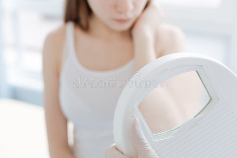 Fachowy dermatolog używa medycznego loupe dla skóra egzaminu przy pracą obrazy stock Fachowy dermatolog używa medycznego loupe dla skóra egzaminu przy pracą obrazy stock