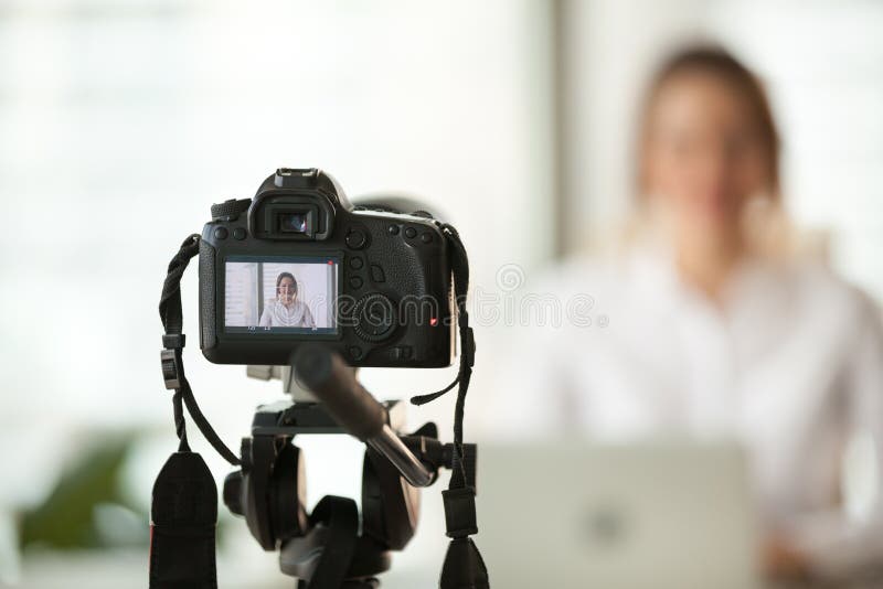 Fachowy dslr cyfrowej kamery ekranizacji vlog biznesowa kobieta zdjęcie stock Fachowy dslr cyfrowej kamery ekranizacji vlog biznesowa kobieta zdjęcie stock