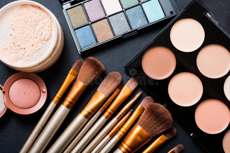 Fachowy makeup szczotkuje i narzędzia, makijaży produkty ustawiający fotografia stock Fachowy makeup szczotkuje i narzędzia, makijaży produkty ustawiający fotografia stock