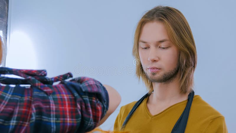 Fachowy męski fryzjer zdjęcia stock Fachowy męski fryzjer zdjęcia stock
