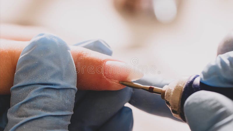 Fachowy narzędzia manicure używać elektryczną maszynę w piękno salonie zdjęcia royalty free Fachowy narzędzia manicure używać elektryczną maszynę w piękno salonie zdjęcia royalty free