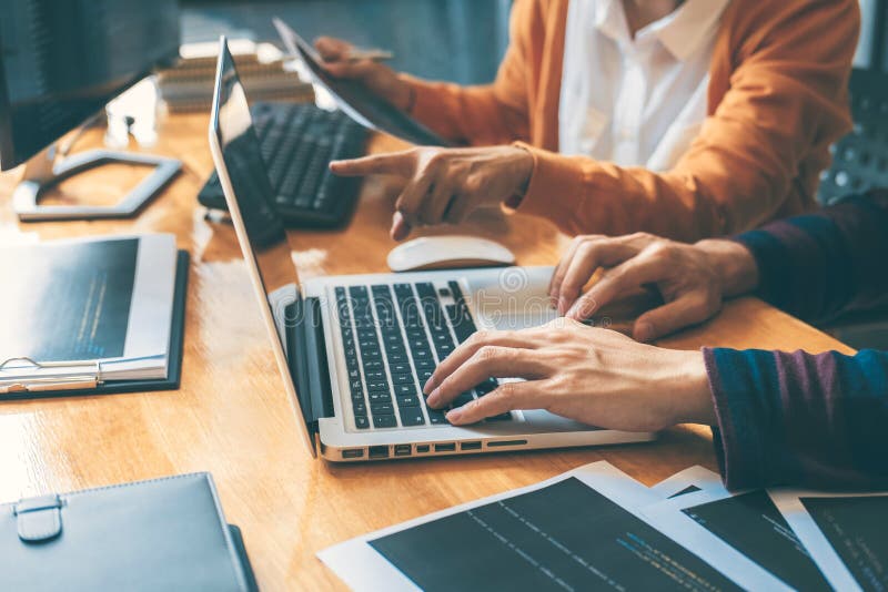 Fachowy rozwoju programista współpracuje spotkania i brai zdjęcia royalty free