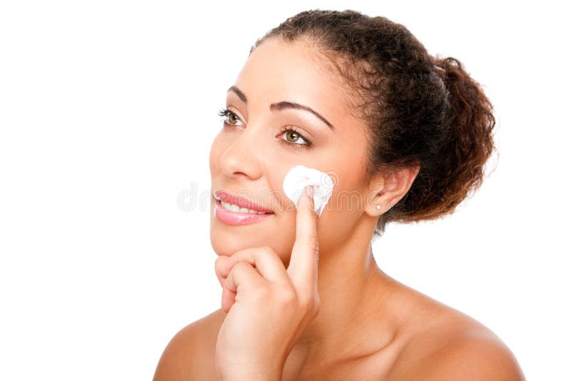 Krásná tvář mladé ženy s rukou, použití exfoliační proti vráskám hydratační maska krém kosmetické ošetření pro péči o pleť, izolované.