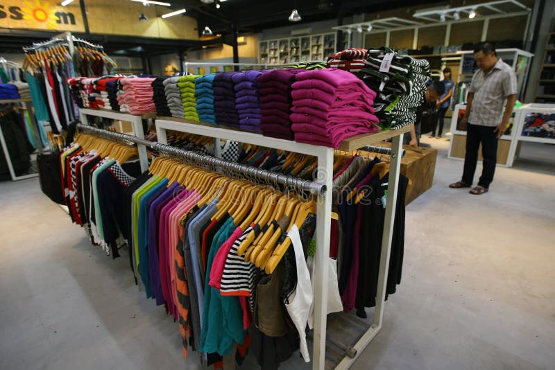 Factory outlet editorial stock image. Image of solo, shop 41333024