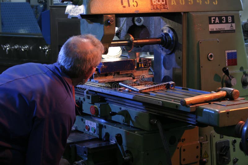 Una fabbrica di lavoro controllo della sua macchina.