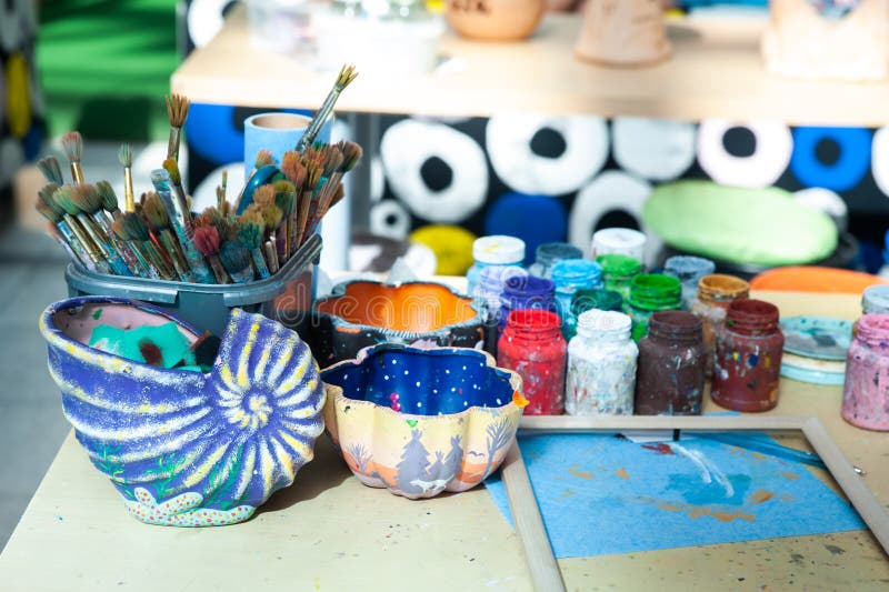 a faculdade criadora, a tabela é enchida com as cores e os objetos do desenho imagem de stock a faculdade criadora, a tabela é enchida com as cores e os objetos do desenho imagem de stock