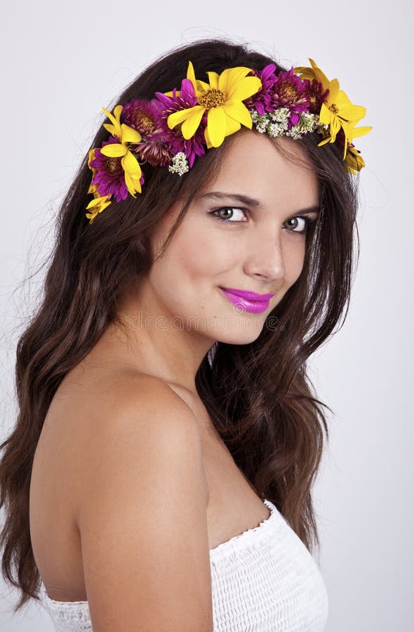 A fada bonita, feliz está sorrindo, na grinalda vestindo da flor do vestido branco Fotografia artística, retrato foto de stock royalty free A fada bonita, feliz está sorrindo, na grinalda vestindo da flor do vestido branco Fotografia artística, retrato foto de stock royalty free
