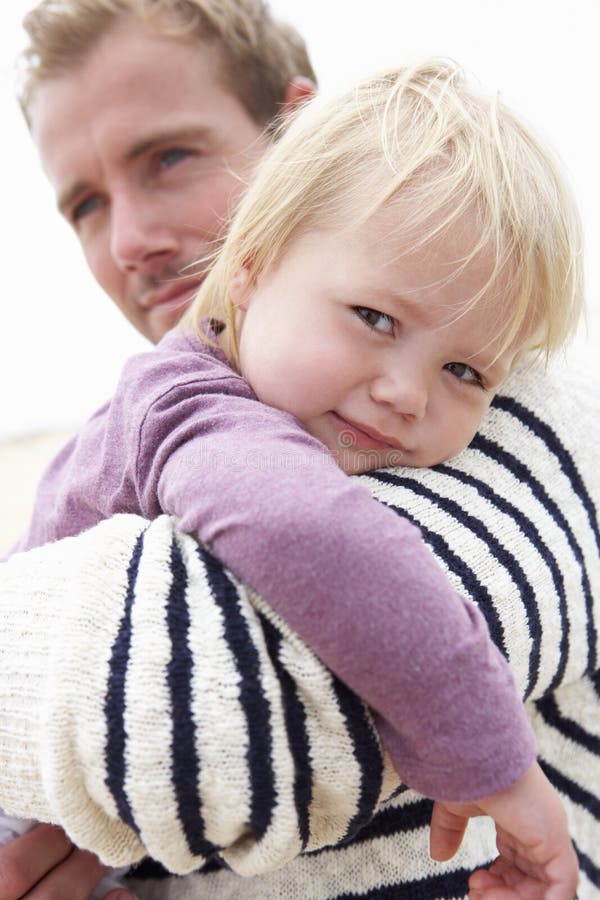 Fader Cuddling Young Daughter utomhus royaltyfri bild Fader Cuddling Young Daughter utomhus royaltyfri bild