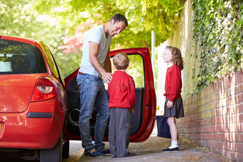 Fader Driving To School med barn arkivfoto Fader Driving To School med barn arkivfoto