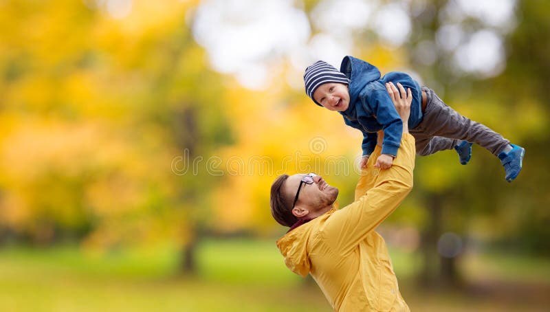 Fader med sonen som spelar och har gyckel i höst fotografering för bildbyråer Fader med sonen som spelar och har gyckel i höst fotografering för bildbyråer