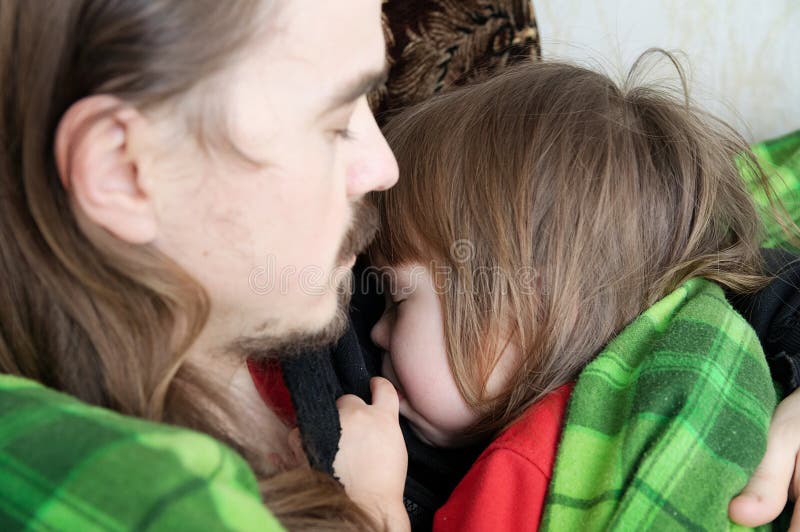 Fader och barn som tillsammans sover på fåtöljen Vila för familj Lyckligt föräldraskap, faderskap Farsa och dotter som slås in i arkivbilder Fader och barn som tillsammans sover på fåtöljen Vila för familj Lyckligt föräldraskap, faderskap Farsa och dotter som slås in i arkivbilder