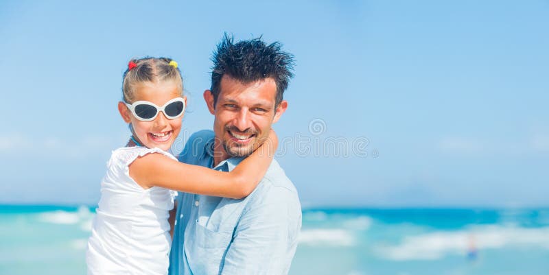 Fader och dotter som har gyckel på strand royaltyfri bild Fader och dotter som har gyckel på strand royaltyfri bild