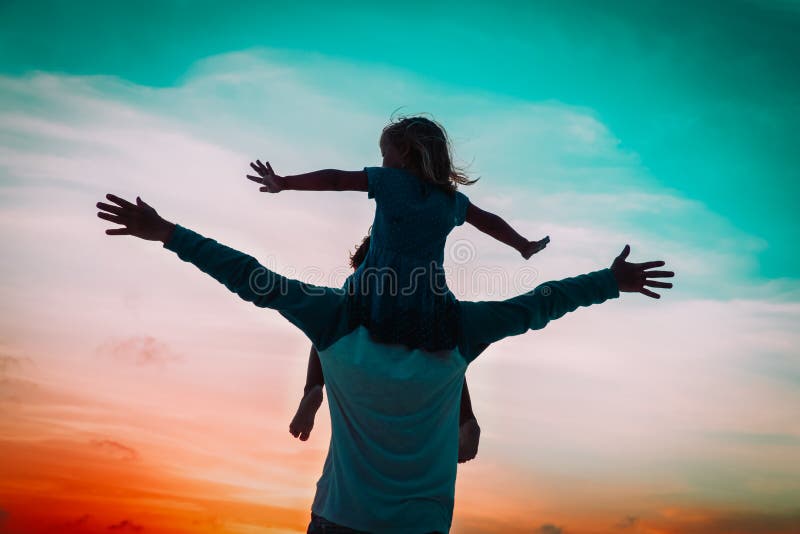 Fader och liten dotterlek på solnedgånghimmel royaltyfri foto Fader och liten dotterlek på solnedgånghimmel royaltyfri foto