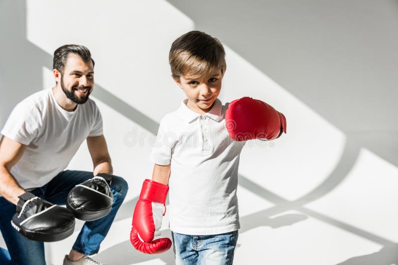 Fader och son som tillsammans boxas arkivbild