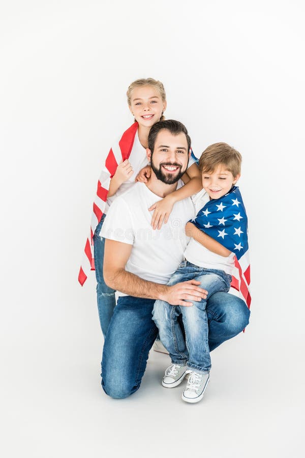 Fader och ungar med amerikanska flaggan arkivfoto