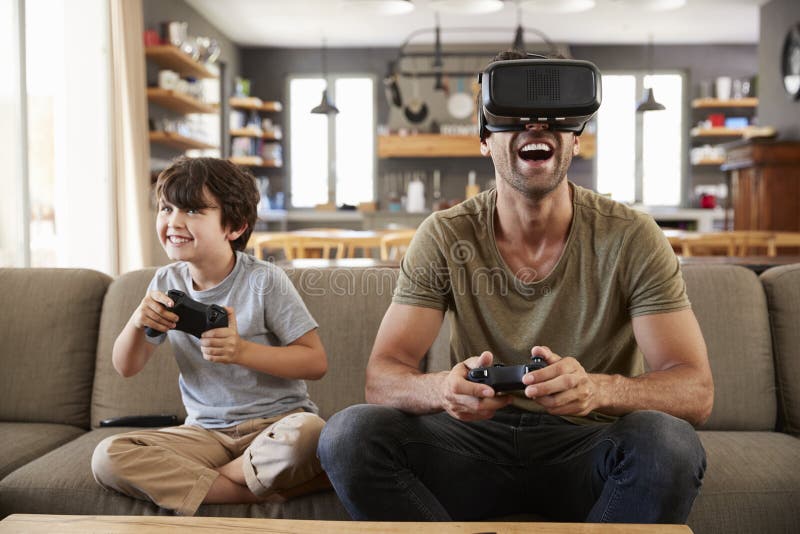 FaderAnd Son Play dataspel genom att använda virtuell verklighethörlurar med mikrofon royaltyfria foton