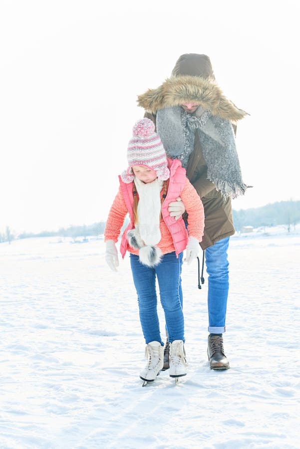 Faderhjälpdottern åker skridsko arkivfoto Faderhjälpdottern åker skridsko arkivfoto