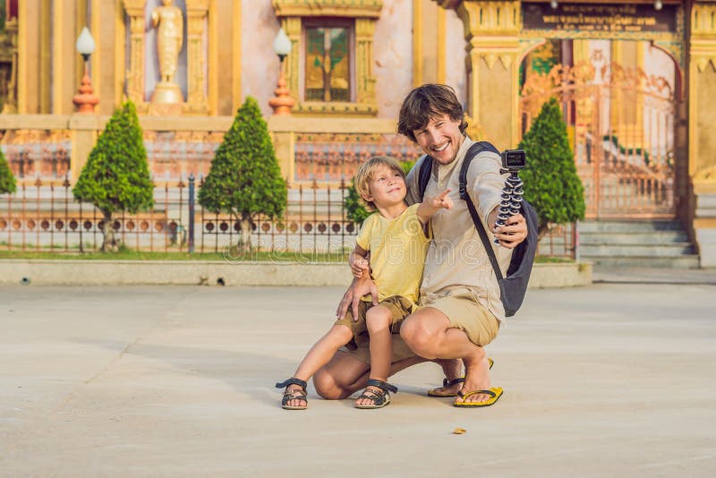 Fadern och sonen som turister ser Wat Chalong, är den viktigaste templet av Phuket royaltyfri bild Fadern och sonen som turister ser Wat Chalong, är den viktigaste templet av Phuket royaltyfri bild