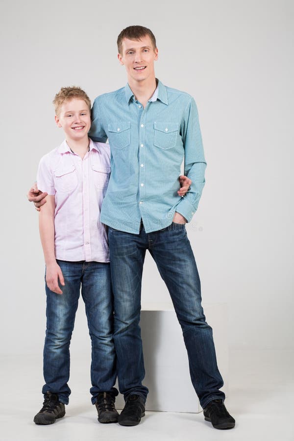 Fadern och sonen står i en omfamning arkivfoto Fadern och sonen står i en omfamning arkivfoto