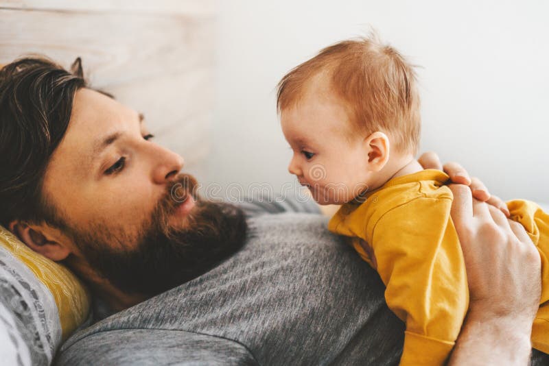Fadern som spelar med, behandla som ett barn livsstil för dotterfamiljhem arkivfoto Fadern som spelar med, behandla som ett barn livsstil för dotterfamiljhem arkivfoto
