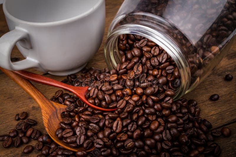 Fagioli di caffè con stile vintage sullo sfondo di legno vecchio immagini stock libere da diritti Fagioli di caffè con stile vintage sullo sfondo di legno vecchio immagini stock libere da diritti